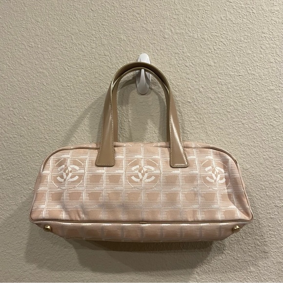 michell59412440's tweet photo. So good I had to share! Check out all the items I'm loving on @Poshmarkapp #poshmark #fashion #style #shopmycloset #chanel: https://t.co/dlzfJyAUZC https://t.co/Zz4HVUVh1u