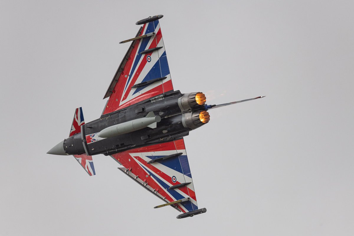 BAESystemsAir's tweet photo. On Day #2 at @airtattoo it was left to @RAFTyphoonTeam Flt Lt Matt Brighty to be the grand finale.
He certainly managed to #bringthenoise as RAF Fairford enjoyed a bit of #phoontime.
Don’t miss him just before 11am today and meet the man himself down at our trailer this afternoon.
Find out more about Brighty in our special feature, here: https://t.co/ef6kqLquKv