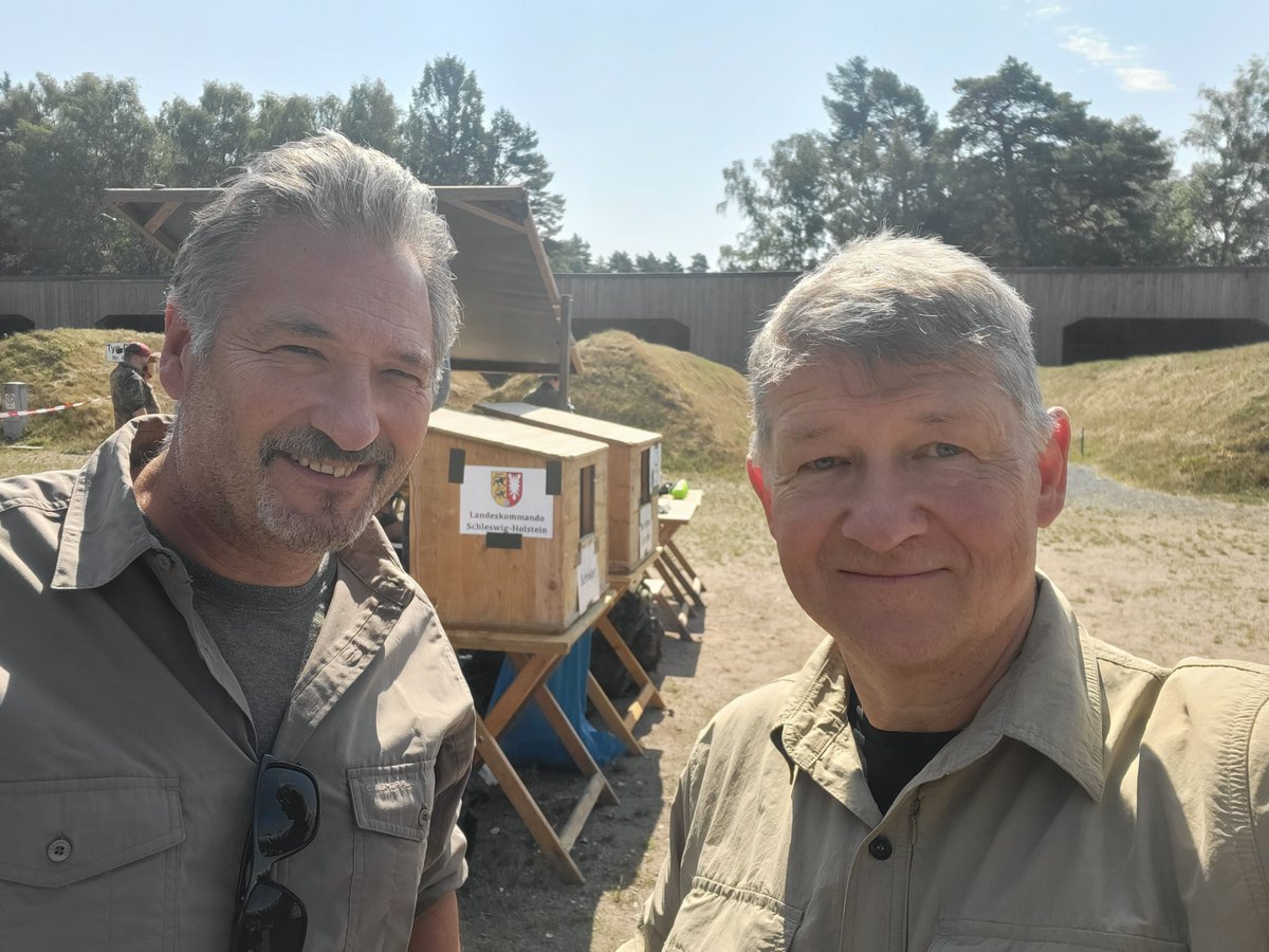 StephanHolowaty's tweet photo. Besuch bei @DieReserve S-H als ganz wichtigem Bindeglied zwischen Gesellschaft und @bundeswehrInfo. Gerade in diesen Zeiten besonders herzlichen Dank für Euren Einsatz! #Boostedt #HeeramMeer https://t.co/x0suwoDKCc