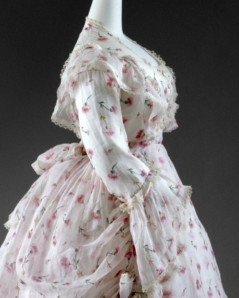 kateStrasdin's tweet image. Recalling hazy summer days past when dress may have looked very different but the ambitions of a #summerwardrobe shared some aesthetics. This early #1870s dress of sheer printed cotton evokes the sunshine of the #c19th and bright days in white cotton @metmuseum #fashionhistory