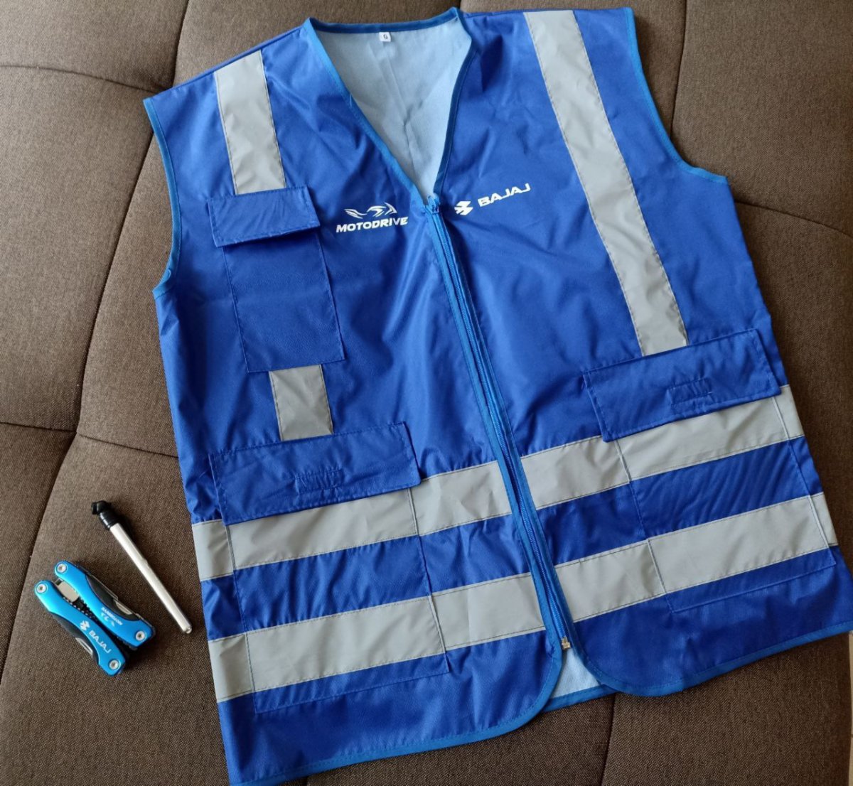 PremiumTravelMx's tweet photo. BAJAJ quiere regalar uno de los 4 Kits a 4 afortunados o afortunadas lectoras de iWay Magazine. El kit incluye: Chaleco de Seguridad, Pluma, y Una Multi-herramienta.
https://t.co/ALyFYp23Hh 
#BAJAJ #motocicletas #trivia #bajajmotos @bajajmexicooficial https://t.co/29e084dgGt