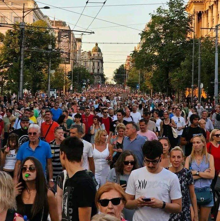 JelenaLengold's tweet photo. Molim novinare @n1srbija da pogledaju ove snimke i da prestanu više s pitanjima "hoće li protesti izdržati tokom leta". Leto naime uveliko traje, još malo pa će i da prođe. Ako nastavite s tim pitanjima poverovaćemo da vi u stvari želite da protesti propadnu pa da idete na more. https://t.co/GJcCBtC6pj