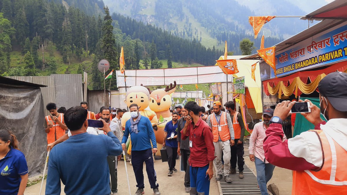 mission_sbm's tweet photo. #Awareness drive held enroute to #Holy #Amarnathji CaveShrine. Consistency and ongoing efforts are essential for creating a lasting impact on safe sanitation #practices. Awareness activities promote proper #sanitation practices and contribute to a cleaner and healthier environ. https://t.co/ctCyxzOWUw