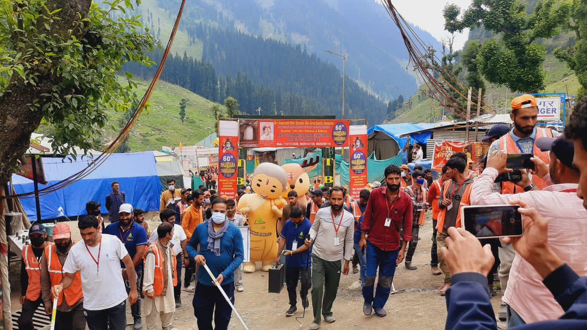 mission_sbm's tweet photo. #Awareness drive held enroute to #Holy #Amarnathji CaveShrine. Consistency and ongoing efforts are essential for creating a lasting impact on safe sanitation #practices. Awareness activities promote proper #sanitation practices and contribute to a cleaner and healthier environ. https://t.co/ctCyxzOWUw