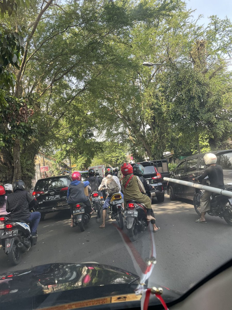 Jangan pada ke Bogor dl deh kl weekend! Beneran! Macet di semua jalan nya bikin sakit jiwa imbas perbaikan jembatan otista smp December!