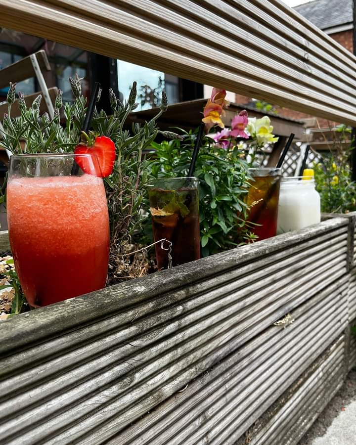 NineLeaves84340's tweet photo. Oooh cocktails!
 Also serving beer, real cider, soft drinks, coffee, tea and more!
#TheOpen #hoylake #opengolf #wirral #evening #cocktails https://t.co/BX2oLvIquR