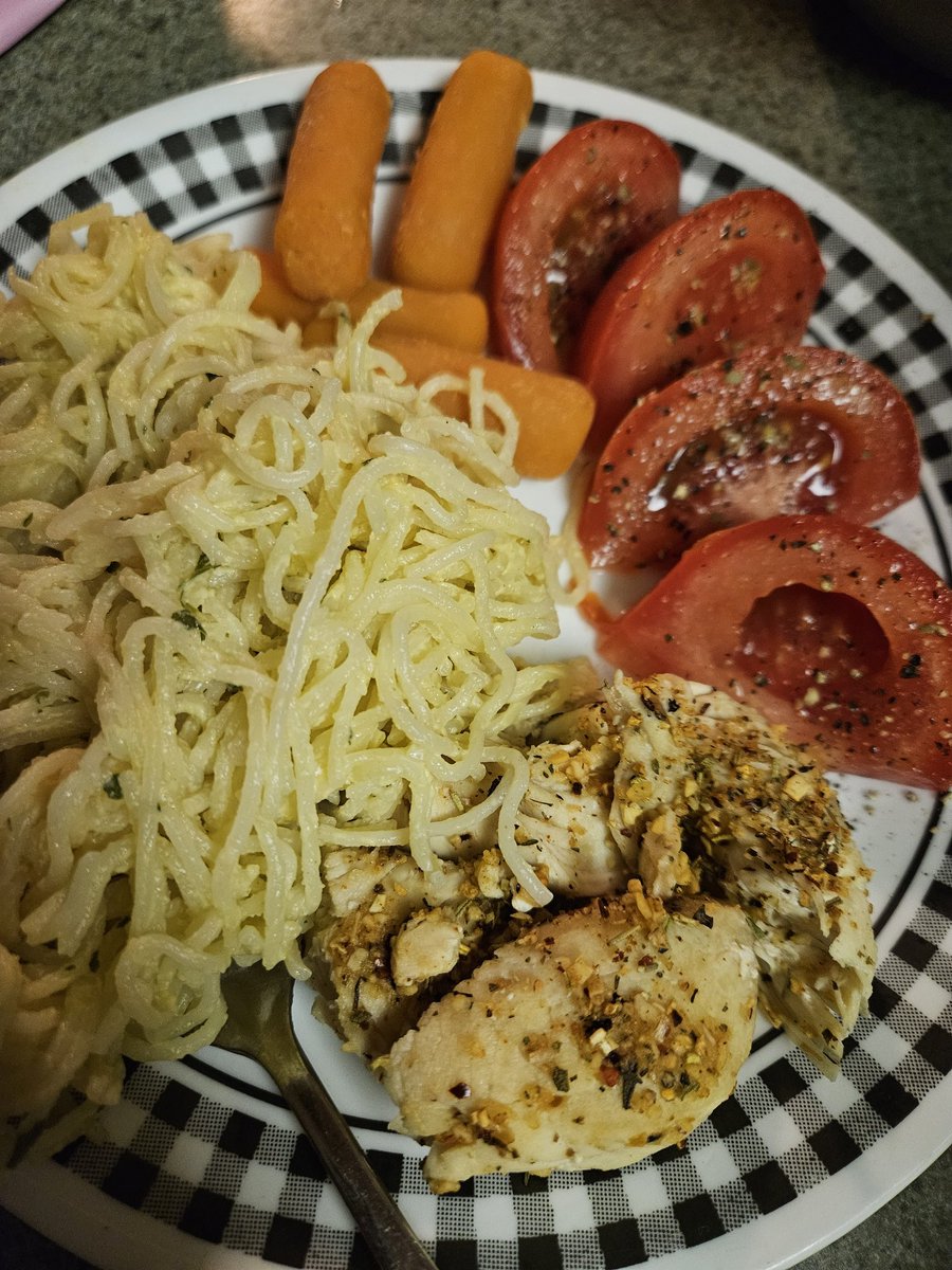 Karitawth's tweet image. Well here's my sad attempt lmfao. I cooked the noods first idk why. Stfu. Also this is my Franken-chicken cause it had weird bits in it. #iykyk #cookingchicken #salmonella #overcookedchicken #freshbutoldnoodles