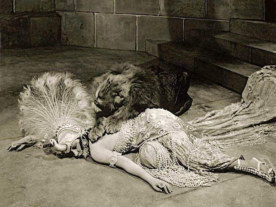edwereddie's tweet photo. "Gloria Swanson insisted on doing a scene w a lion in the film MALE&amp;FEMALE(1919).Cecil B. De Mille was opposed to the idea of putting her in danger.However,he finally agreed to do the scene w the lion&amp;2lion tamers standing by.Acc. to Swanson,the lion later did kill some1." https://t.co/rQ4VNxVRWG