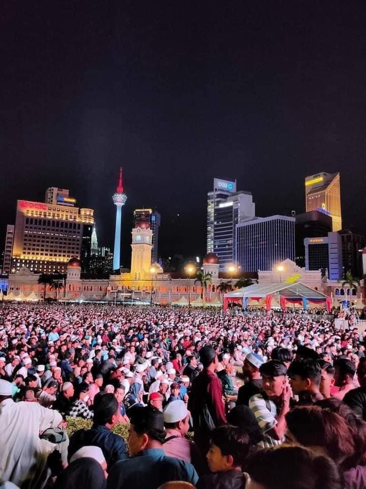 MySamudera's tweet photo. Suasana lautan umat membanjiri Dataran Merdeka malam tadi sempena Majlis KL Munajat bersama Ustaz Abdul Somad &amp; Sheikh Aleey Abdul Qadir.. https://t.co/RDASovaVK0