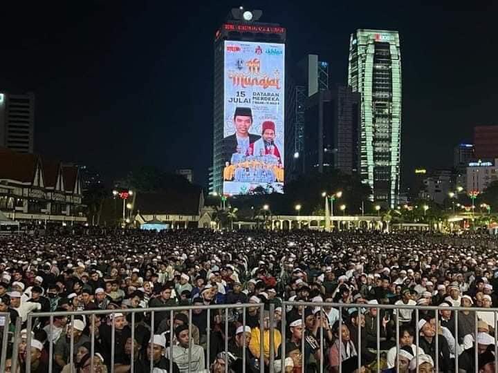 MySamudera's tweet photo. Suasana lautan umat membanjiri Dataran Merdeka malam tadi sempena Majlis KL Munajat bersama Ustaz Abdul Somad &amp; Sheikh Aleey Abdul Qadir.. https://t.co/RDASovaVK0