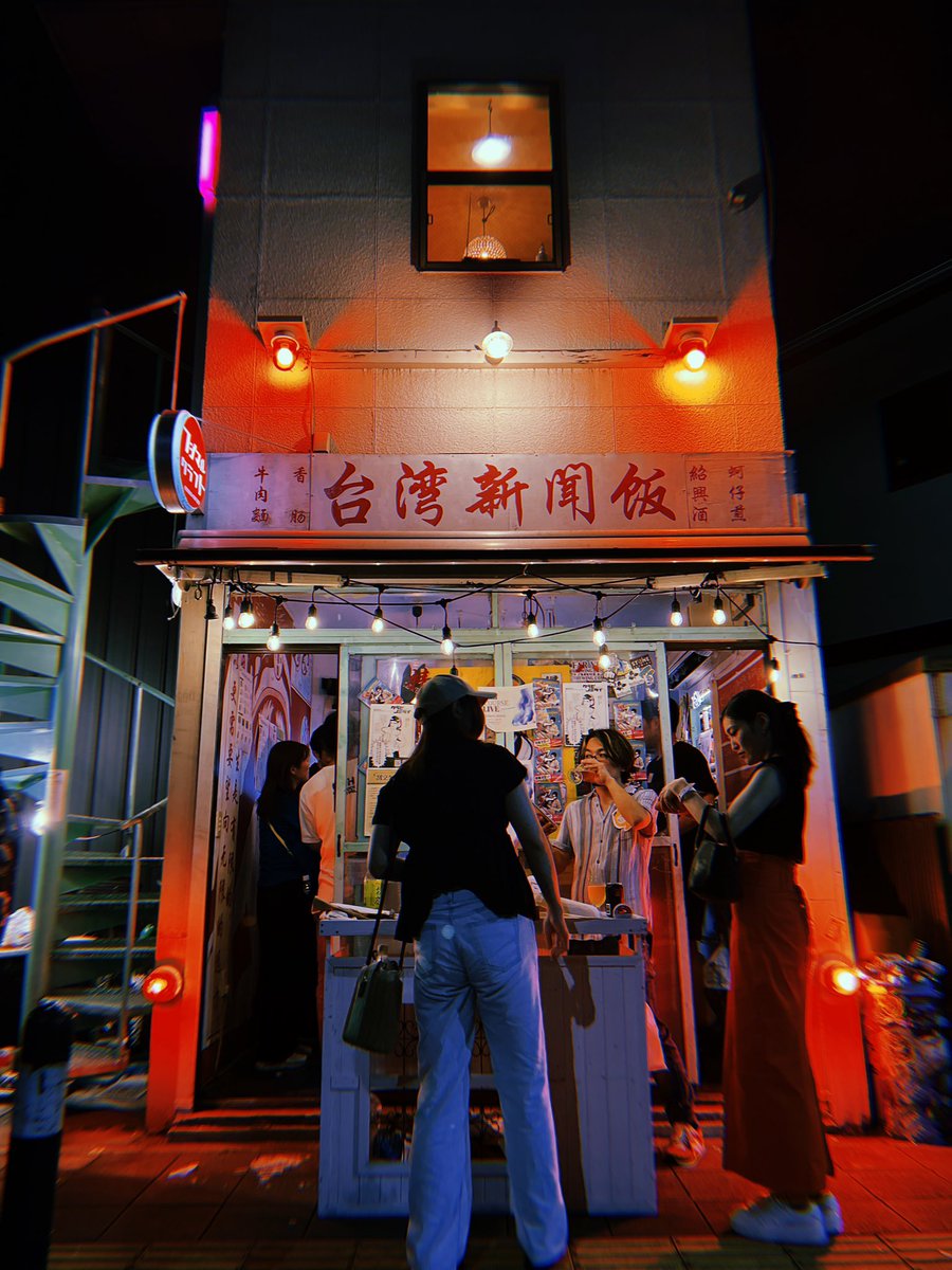 フジマルクラフトという店で『来場者全員文字起こしアプリをDLしてもらう』珍しいルールで爆音音楽を流すイベントが開催!😳 店員には指差しや身振りで注文可。手話者も20人ほど来てたので午後から夜までパリピ状態🤘聴者のお客さんも簡単な手話・筆談でやり取り。とても有意義なイベントでした…🍻