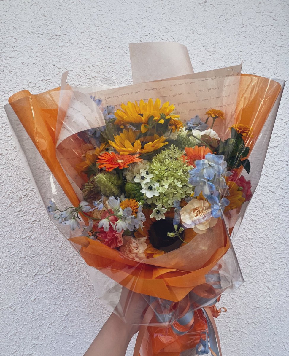 nik_sol_0720's tweet photo. お花関係のお仕事してるのもあってユンソルさんのソロイベのお花束どうしても自分で作りたくて、作りました🧡

お気に入りの花言葉は
オーニソガラム  才能
デルフィニウム  あなたは幸福をふりまく
ジニア  いつまでも変わらぬ心
ひまわり  あなただけをみつめる
ユンソルさんに気持ち届くといいな💐 https://t.co/Z2CgkbdnK0