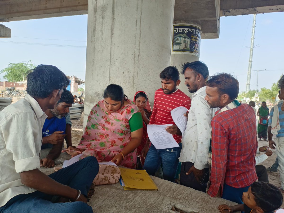 Our teams from Jodhpur district in Rajasthan are at #worksites registering/linking #constructionworkers and #stonequarry & #mineworkers under Building and other Construction Workers #BOCW social security & other schemes while also supporting their collectivisation efforts