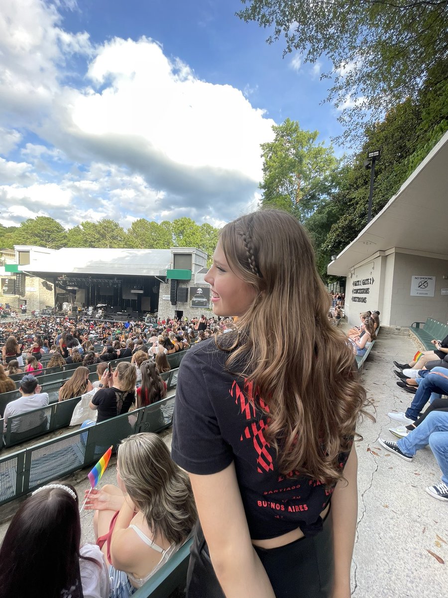 hrryfuture's tweet photo. ACABEI DE VER O LOUIS AO VIVO MEU DEUS https://t.co/n76BNPhsTE