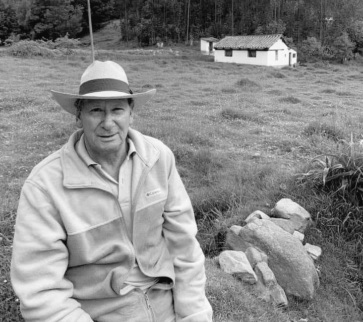 Envío un fraternal abrazo🫂 de condolencias y solidaridad a mi amigo <a href="/AlejoMejia2019/">Alejandro Mejia</a> y a toda su familia, por el sensible fallecimiento de su querido padre Don Manuel Mejia. 

Me uno en oración🙏🏻 para que el creador les de fortaleza en este difícil momento.