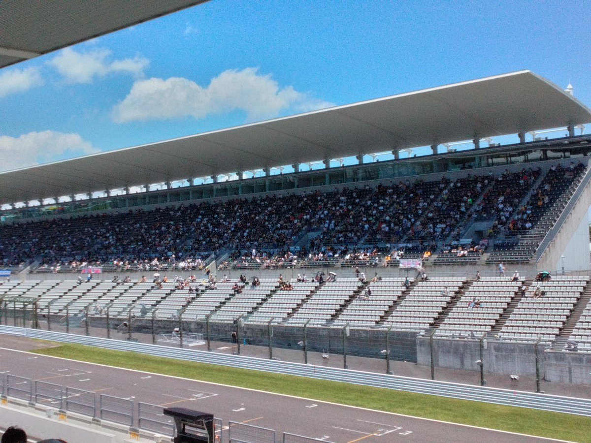 AbeFuchs's tweet photo. GTワールドチャレンジアジア鈴鹿Race2 昨日より沢山のお客さんですが、ほとんどの人が日陰での観戦。レースも気温もアツいです!
#gtワールドチャレンジアジア
#MAEZAWARacing
#CometRacing
#鈴鹿サーキット
#ferrari
#FUCHS
#フックス
#阿部商会 https://t.co/bxVDDogdYs