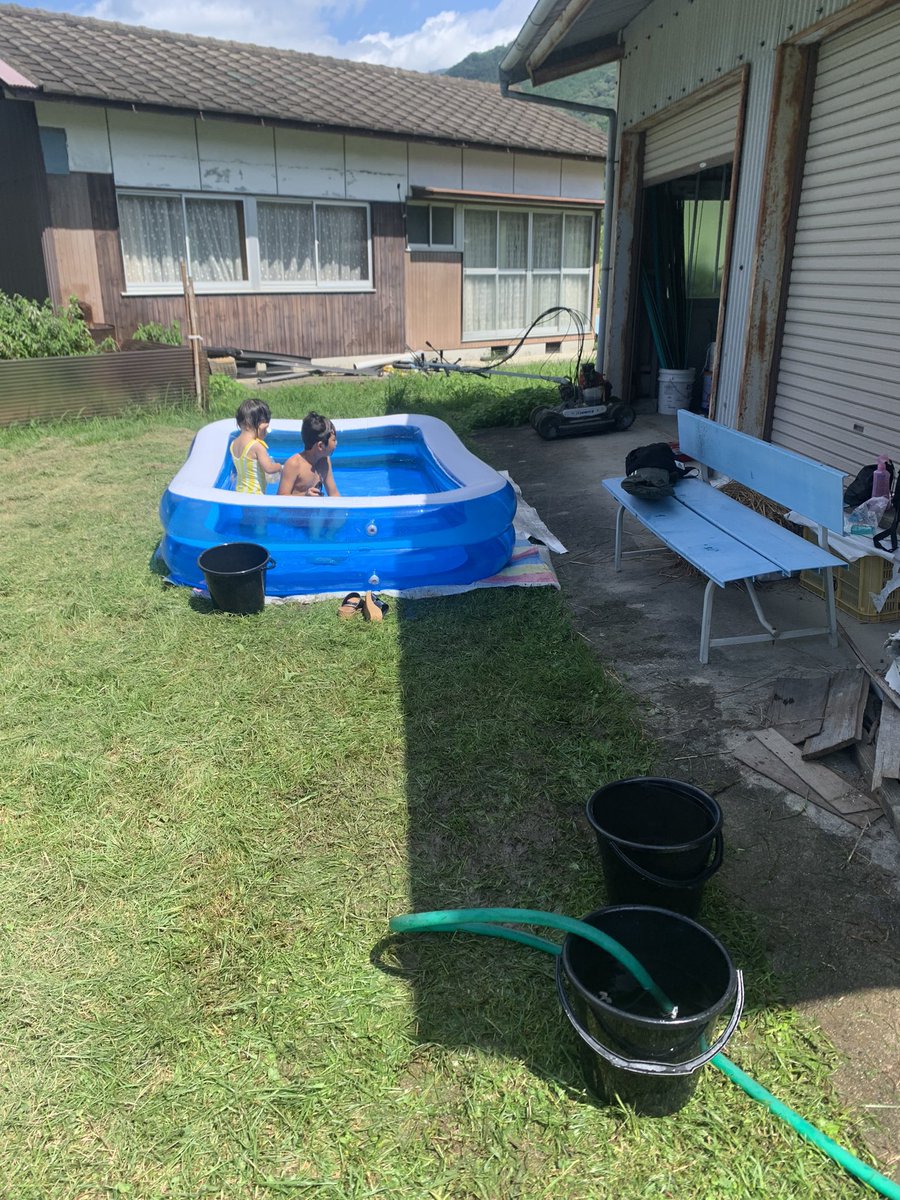 Mp_r1010's tweet photo. ホース届くところにプール置けばよかったことに、20杯運んでから気づいた。 https://t.co/n2VH561pDN