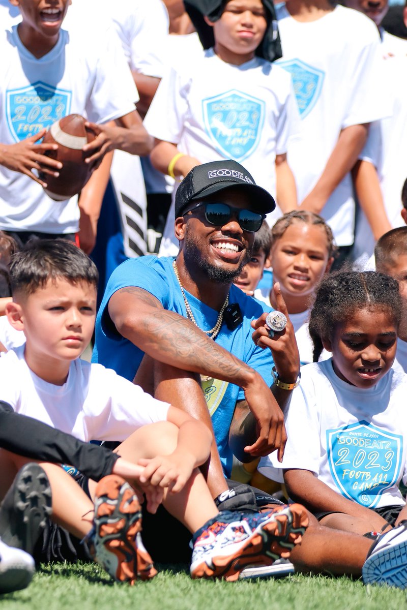 RCHSCougarsFB's tweet photo. Much love to GoodEatz, Super Bowl Champ @AyoItsND &amp; the @RamsNFL for bringing an awesome camp to RCHS. Kids learned, had lunch, competed, left with school supplies, &amp; family games/toys. We are here for the community 💯. Giving is Living🫶🏽
#WeAreRancho🖤💜
#WinInLife🖤💜 https://t.co/Ci0BbNyx81