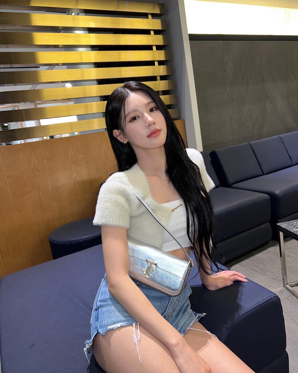 ㅤ
It's finally Sunday again. No work, no lots of paper scattered around my desk, no headache. Just pure the old me getting my new stuffs aka shopping time.
ㅤㅤ