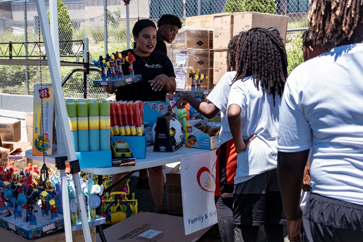 RCHSCougarsFB's tweet photo. Much love to GoodEatz, Super Bowl Champ @AyoItsND &amp; the @RamsNFL for bringing an awesome camp to RCHS. Kids learned, had lunch, competed, left with school supplies, &amp; family games/toys. We are here for the community 💯. Giving is Living🫶🏽
#WeAreRancho🖤💜
#WinInLife🖤💜 https://t.co/Ci0BbNyx81