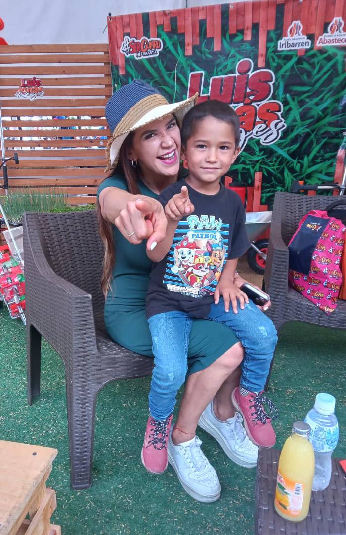 Sandraitzaes's tweet photo. Hola hola @pedrojyajure 
No pude tomarme una foto contigo hoy pero mira esta. Mi sobrino Elías con Dahir y otra del set en la feria caprina ovina en Barquisimeto https://t.co/0FiaR73c7M