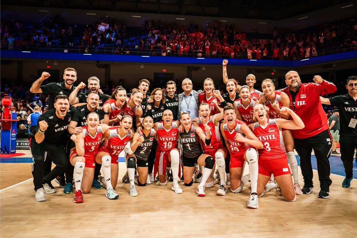 Finaldeyiz! 🍀 Bizimle birlikte bu müthiş galibiyete ortak olan herkese sevgiler. 🤍❤️ 

Yarın 01:30’da tekrar görüşmek üzere. Haydi kızlaaaar! 🏆🇹🇷🧿