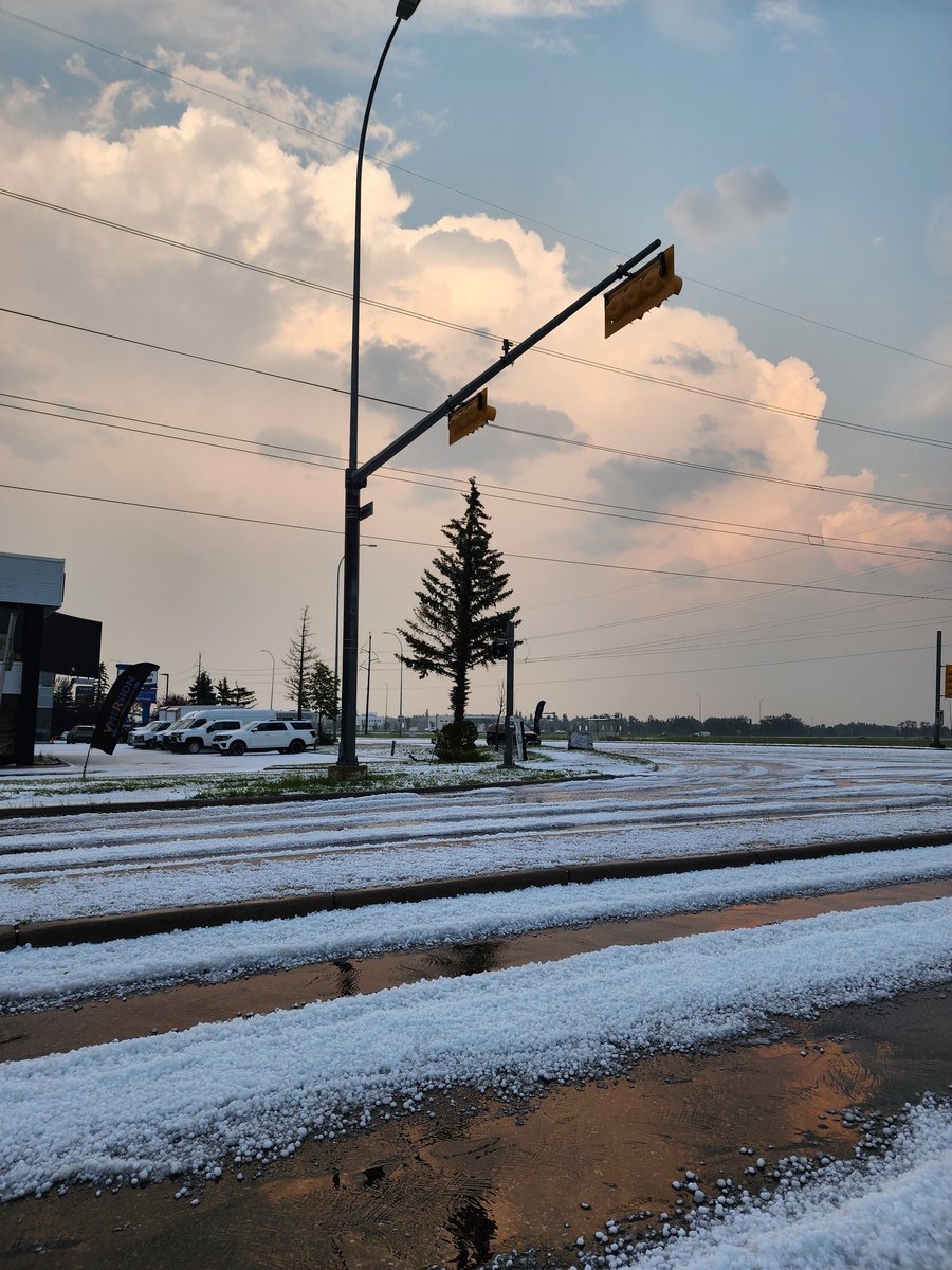 11th and heritage drive took a beating #abstorm #yyc #yycstorm <a href="/GlobalCalgary/">Global Calgary</a> <a href="/paul_dunphy/">Paul Dunphy</a>