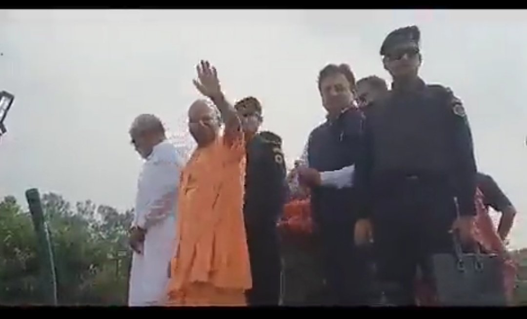 सड़क पर नमाज का वीडियो वायरल, मस्जिद के इमाम सहित 25 लोगो के खिलाफ मुकदमा दर्ज
मुजफ्फरनगर के रहमतनगर रहमान मस्जिद के बाहर सड़क पर जुमे की नमाज पढ़ते नमाजियों का वीडियो वायरल होने के बाद पुलिस ने मुकदमा दर्ज कर लिया है।
वहीं हर #सड़क पर आतंक मचाते #कांवड़ियों पर फूल बरस रहे हैं
