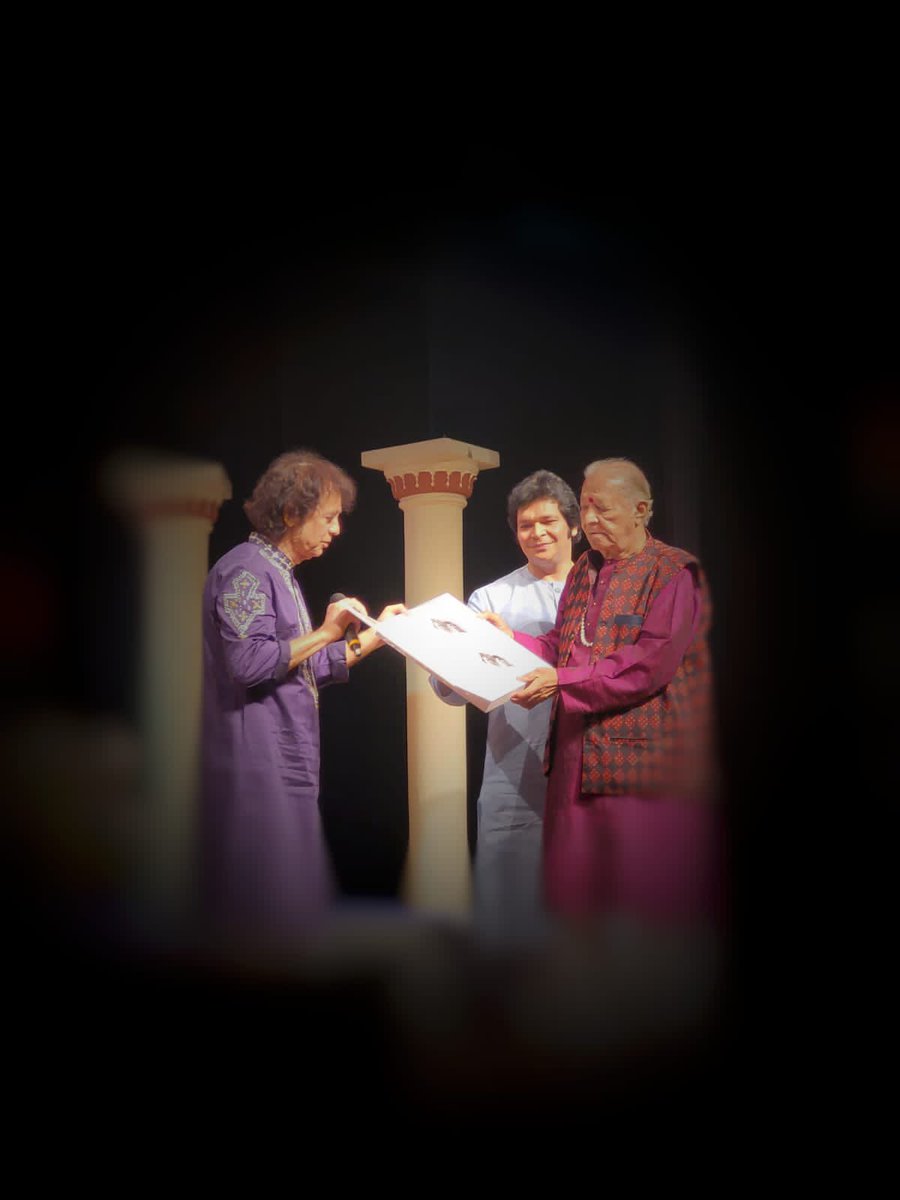 Rakeshflute's tweet photo. Last eve was like a dream come true for me. Sharing the stage with Ustad Zakir Hussain ji. What more could I have asked my Babuji (Pt Hariprasad Chaurasia Ji) was present there to release our Album “Zara” which is my first album with Ustaad Ji .Thanks to everyone present there🙏 https://t.co/mkCF9pLyPx