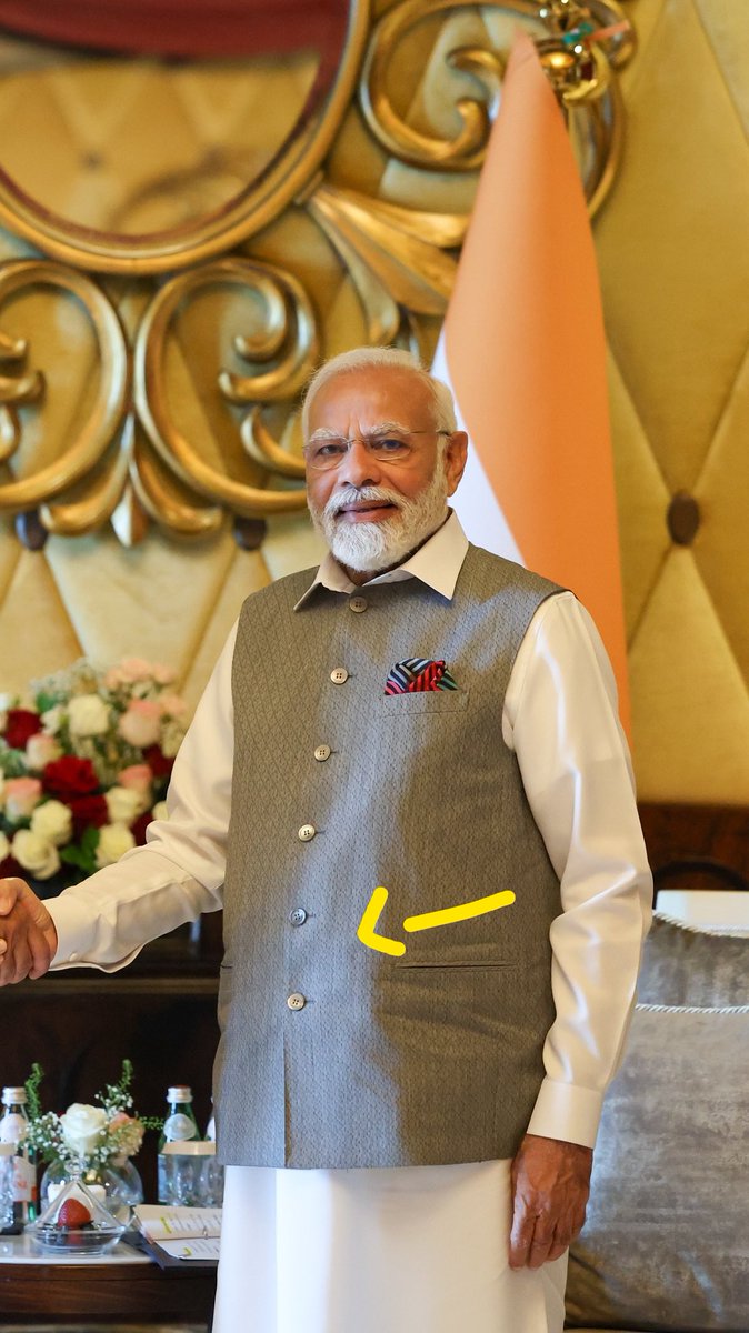 KUNALIST's tweet image. Our Trending PM ,
Promoting #Khadi in Unique way. 
अब दुनिया में यह स्टाइल ट्रेंडिंग होने वाला है ।
#Button #ModiJacket
@narendramodi