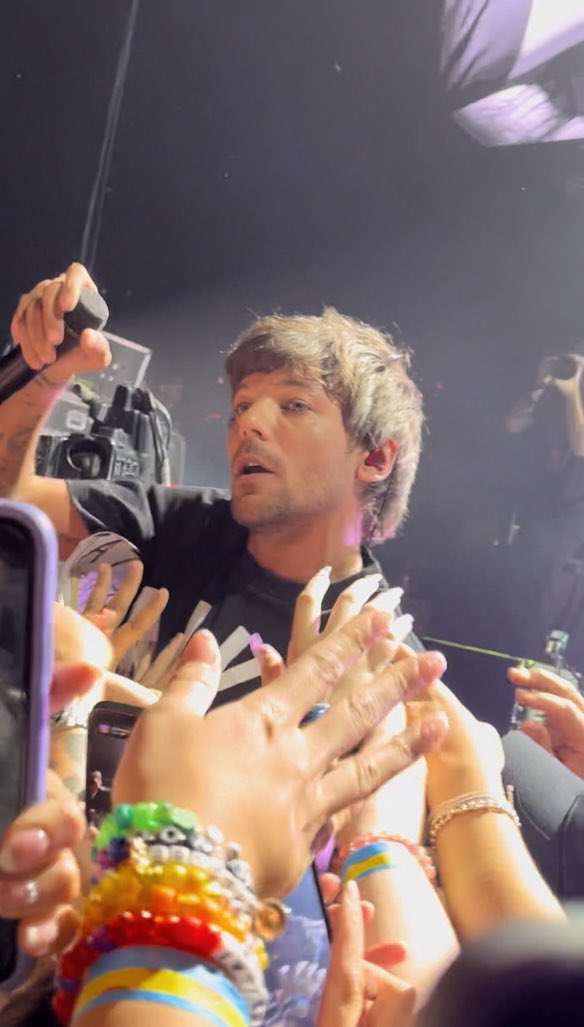curlysarchive's tweet photo. my holy trio of barricade photos i've taken of louis https://t.co/n0kAyXLezj