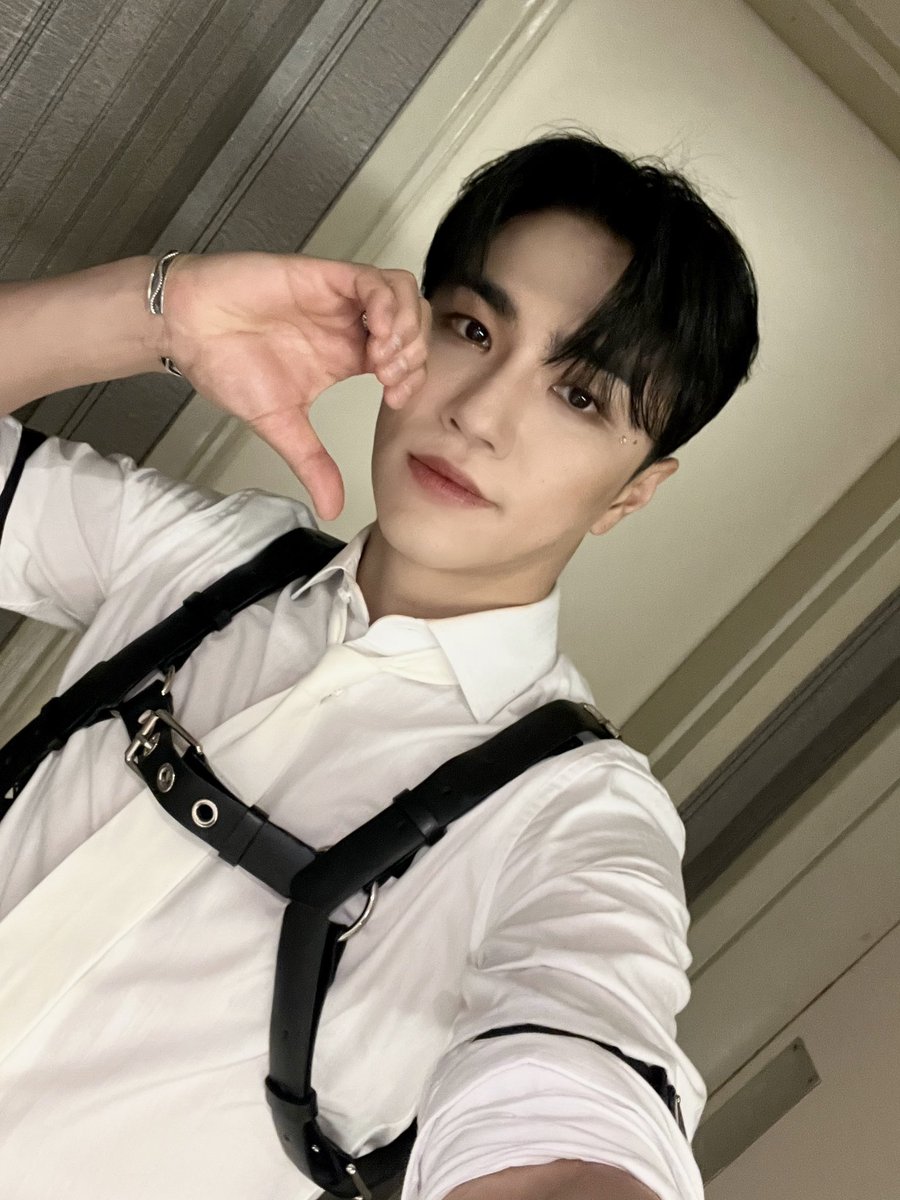 VannerOfficial's tweet photo. [#태환]

타이페이에서 VVS를 만나서 행복했고 감사했습니다!☺️ 더 좋은 무대로 다시 또 찾아올게요!🧏🏻‍♂️

#VANNER #배너 #TAEHWAN https://t.co/mTvqrHeC5j