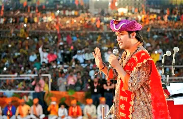 इनके अनुसार महिला एक प्लॉट की तरह है,
अगर सिंदूर या मंगलसूत्र न दिखे तो समझो प्लाट खाली है, अगर दिखे तो प्लॉट बुक है।

ऐसे लंपट ढोंगी  बाबाओं से सावधान🙏
भविष्य के आशाराम यही हैं
#शर्म_करो