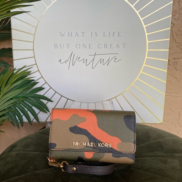 stephstarr71's tweet photo. So good I had to share! Check out all the items I'm loving on @Poshmarkapp from @yaeper @JoyceSm52420904 #poshmark #fashion #style #shopmycloset #michaelkors #wildfable #islandcompany: https://t.co/n8dMrc1249 https://t.co/Mkx6HCXHqe