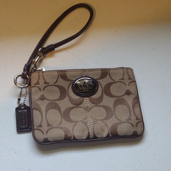 wechanteuse's tweet image. So good I had to share! Check out all the items I'm loving on @Poshmarkapp #poshmark #fashion #style #shopmycloset #coach: posh.mk/l0xOh0WetBb