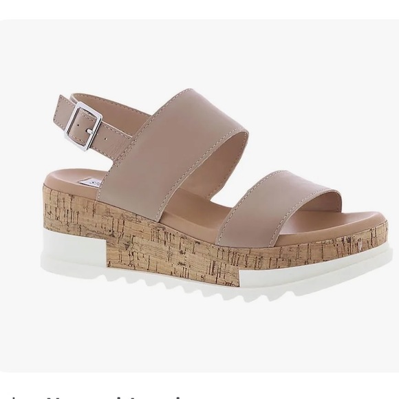 Girlpromo's tweet photo. So good I had to share! Check out all the items I'm loving on @Poshmarkapp #poshmark #fashion #style #shopmycloset #stevemadden #disney: https://t.co/eGOFhN214S https://t.co/wsGAMAg6ez