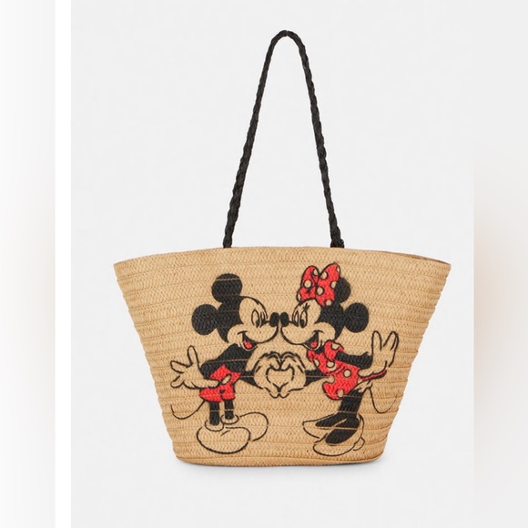 Girlpromo's tweet photo. So good I had to share! Check out all the items I'm loving on @Poshmarkapp #poshmark #fashion #style #shopmycloset #stevemadden #disney: https://t.co/eGOFhN214S https://t.co/wsGAMAg6ez