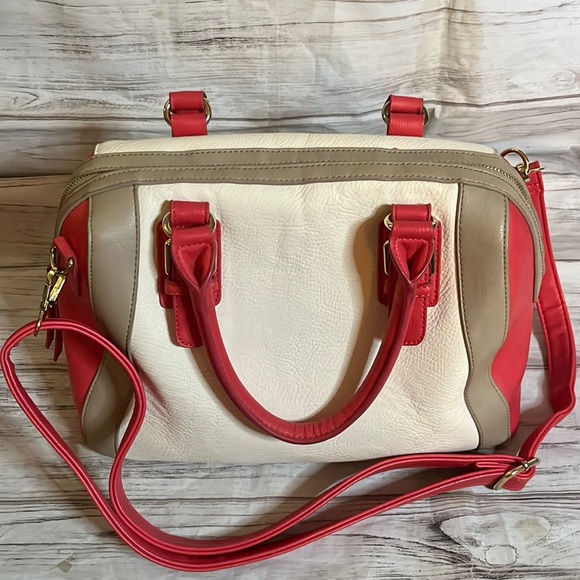 KiwiColored's tweet photo. So good I had to share! Check out all the items I'm loving on @Poshmarkapp #poshmark #fashion #style #shopmycloset #charmingcharlie #beechersbrook #babyrageous: https://t.co/pEwXNHkSTr https://t.co/i6lHULZ7r1