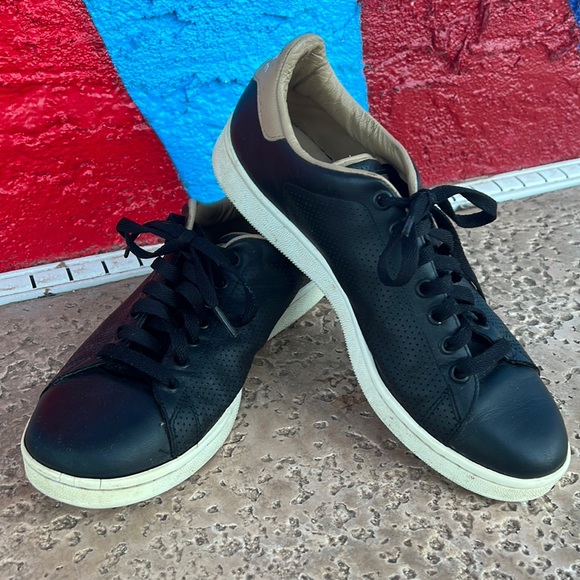 233east's tweet photo. So good I had to share! Check out all the items I'm loving on @Poshmarkapp #poshmark #fashion #style #shopmycloset #rootedrituals #pierredumas #adidas: https://t.co/kSzwbH1XYL https://t.co/ycy5BWMWCA
