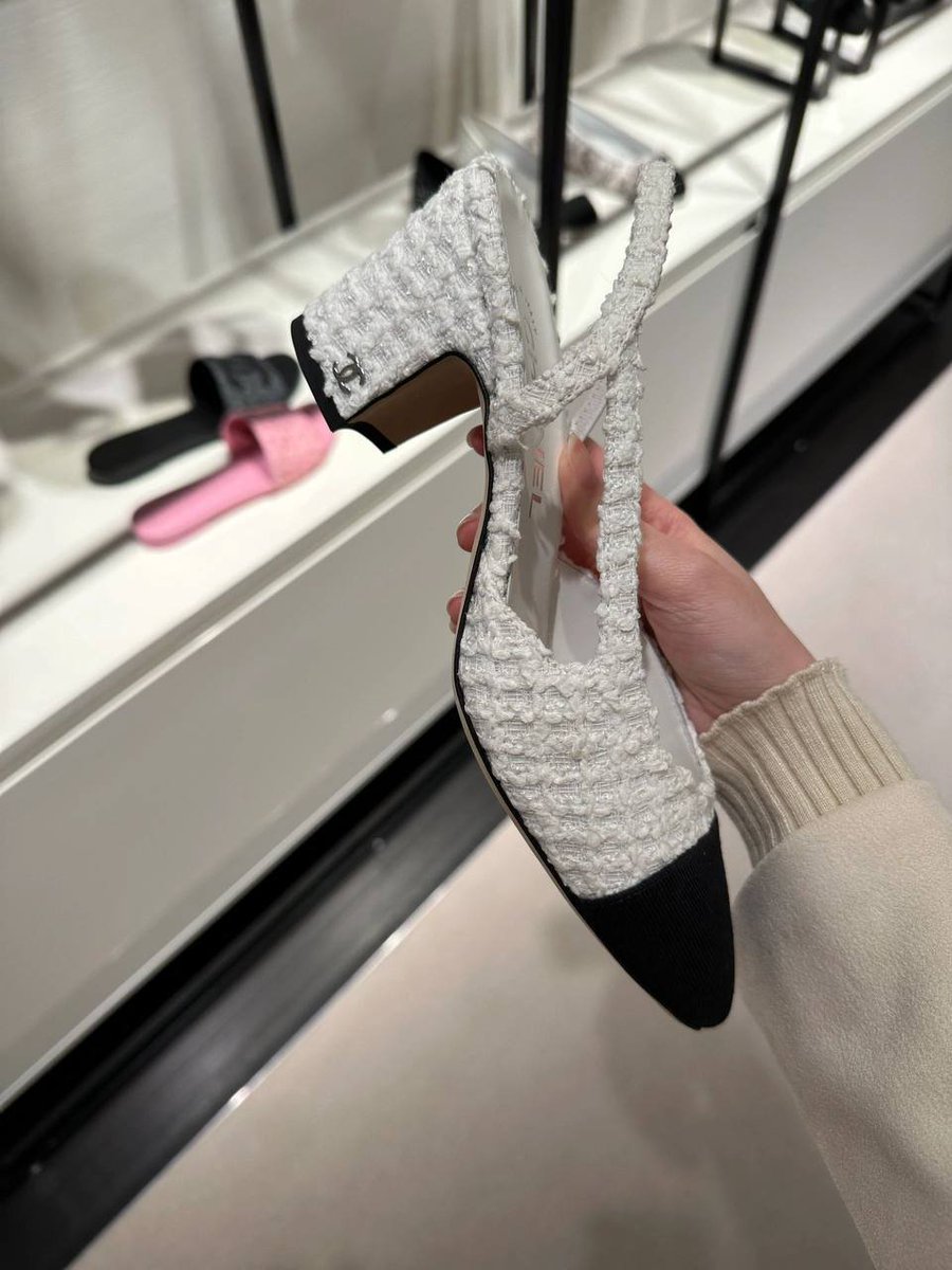 allen3717's tweet photo. #UnitedKingdom #shopping #chanel https://t.co/APDpu3Cbby