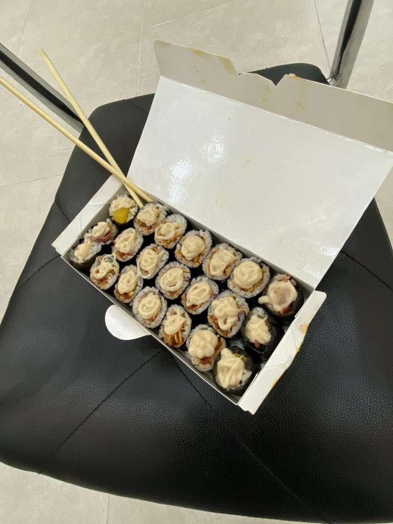 HORI7ON_twt's tweet photo. [🐶] Hi anchors just wanna share my food for today~ 🍙💛

#HORI7ON #호라이즌 #KYLER #카일러 https://t.co/VEOUaP9hKZ