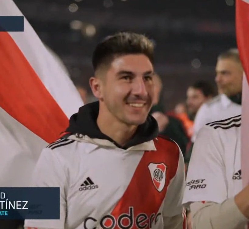 *Se congela la imagen*
Sí, ese soy yo. Tal vez se pregunten cómo llegué ahí. Mi nombre es Agustín Fontana y esta es mi historia