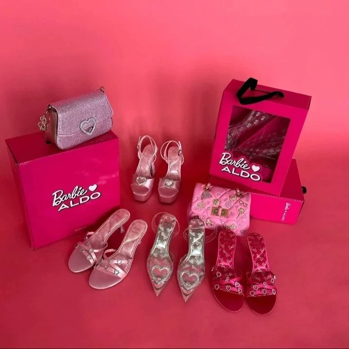coachingforum's tweet photo. Tayang perdana Barbie the movie membawa berkah utk Mattel inc &amp; Warner Bros.
Ratusan merek  siap co branding/join promo :
 - Rumah Airbnb Barbie 
 - Barbie's Pink Xbox.
 - Kartu UNO Barbie.
 - Donat Krispy Kreme Barbie.
 - Sikat Gigi Bulan Barbie.
 - Sepatu Barbie x Aldo https://t.co/bUeZsX9JHT