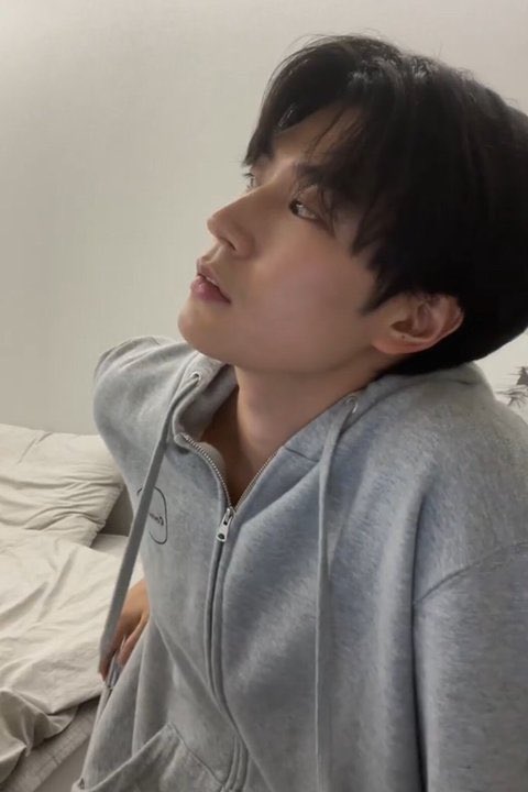 Dear_w_pp's tweet photo. 자다가 현관문 비번 누르는 소리에 일어난 박솲. 이사온지 얼마나 됐다고 무슨 일이야. 생각하면서 현관가까이 감. 뭣하면 한대 치면 된다고 생각하고 있음.

-뭐야. 누구세요?

아무소리도 안들리고 다시 삑삑 누르길래 문열었는데 쾅! 소리와 함께 머리 부여잡고 바닥에 누워있음. https://t.co/u1X0pCgwqP