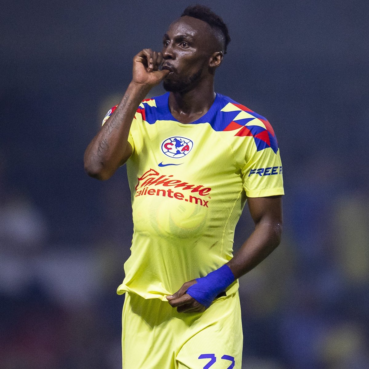 ResacaAmerica's tweet photo. El debut de Julián Quiñones vs. Puebla:

- 1 gol ⚽️
- 1 asistencia 🎯
- 3 pases clave 🏹
- 2 ocasiones creadas 🪄
- 86% de efectividad en pases ✅

¡DE LOCOS! 🦅🇨🇴 https://t.co/4pEkAjE7IQ