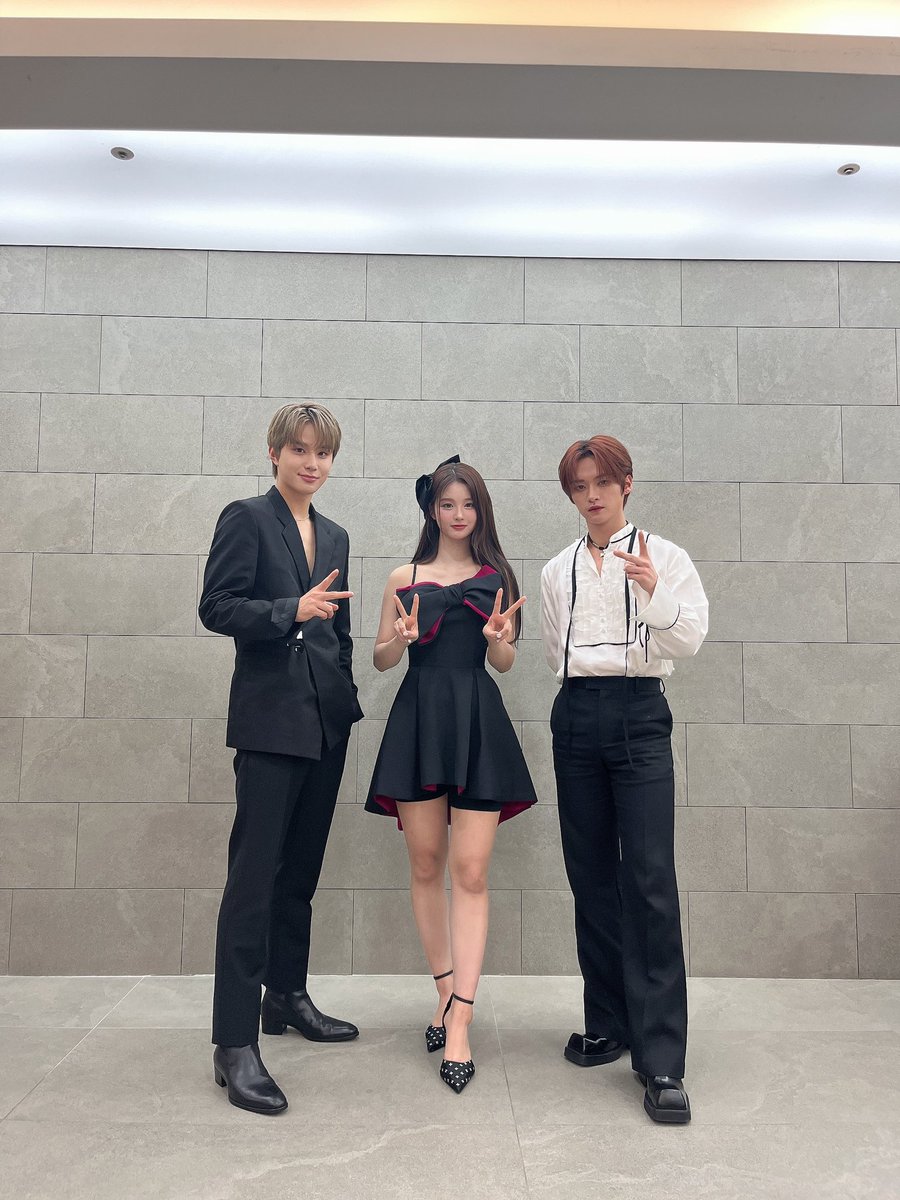 MBCMusicCore's tweet photo. 드디어 파티 어클락🕐
이 구역 파티 짱 접수하러 온 
킹카 퀸카 등장 ₊‧°𐐪♡𐑂°‧₊
다들 쩡아리 미모에 
눈이멀어버렸징글링밍글링〰️

#NCT #NCT_127 #정우
@NCTsmtown @NCTsmtown_127
#StrayKids #리노 @Stray_Kids
#NMIXX #설윤 @NMIXX_official https://t.co/fTaVGVSouI