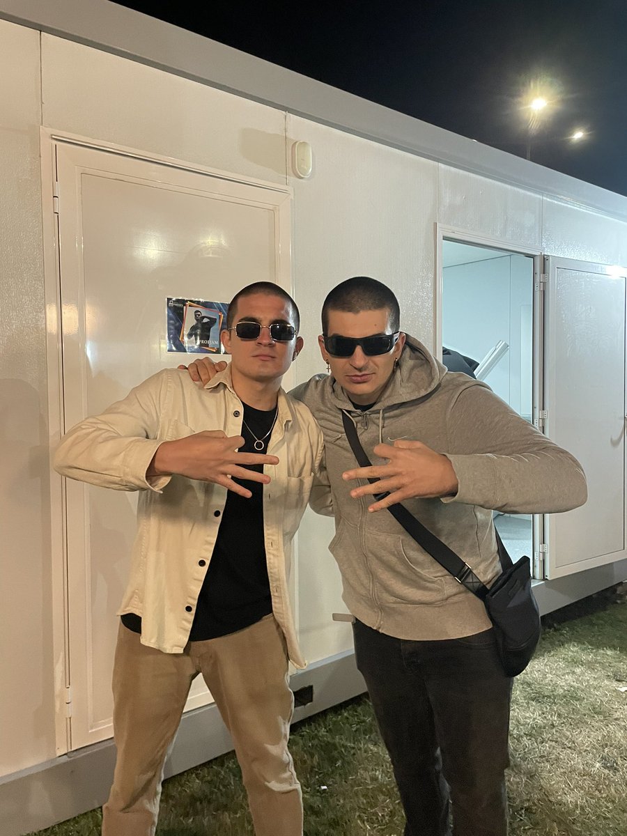 du_azvdo's tweet photo. momento único e muito esperado após diversos comentários… 
Mo @ProfJam6 e o meu sósia juntos!
😂 https://t.co/RQivgPjhOs