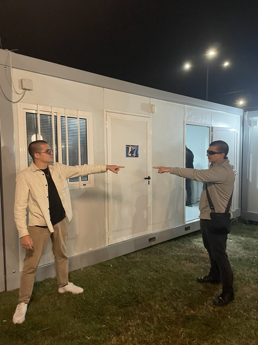 du_azvdo's tweet photo. momento único e muito esperado após diversos comentários… 
Mo @ProfJam6 e o meu sósia juntos!
😂 https://t.co/RQivgPjhOs