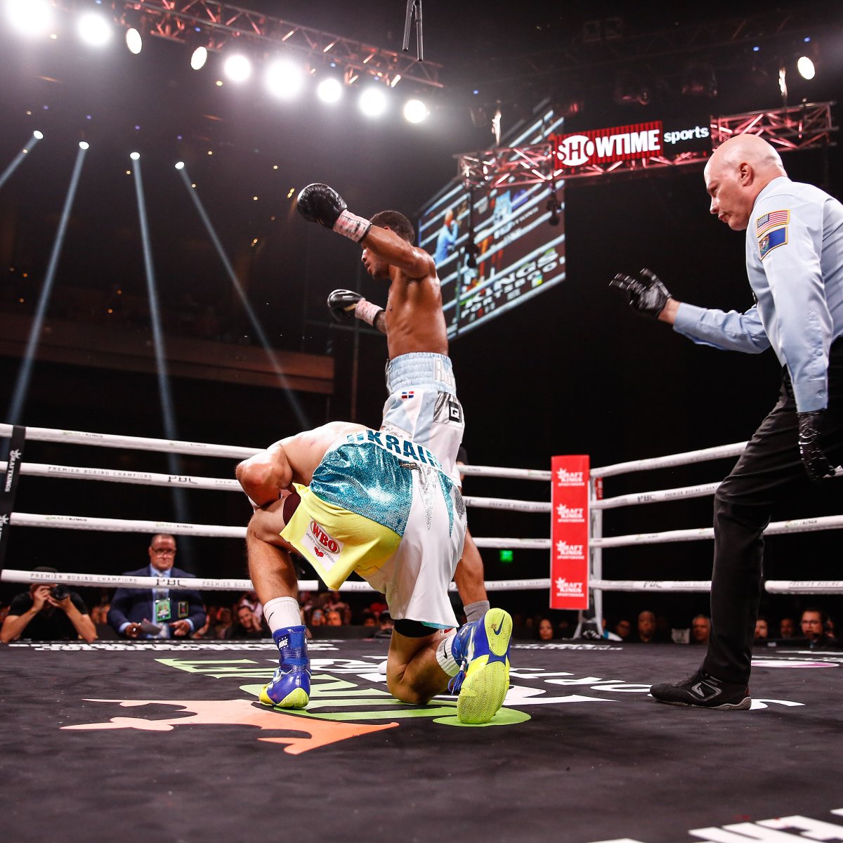 atsboxing's tweet photo. 📸: @elvisTDK drops Viktor Postol in the 6th 💥💥💥

Rodriguez would go on to earn the TKO victory in the 7th 💪

#RodriguezPostol | #MartinHarutyunyan https://t.co/vDdBMLjtoG