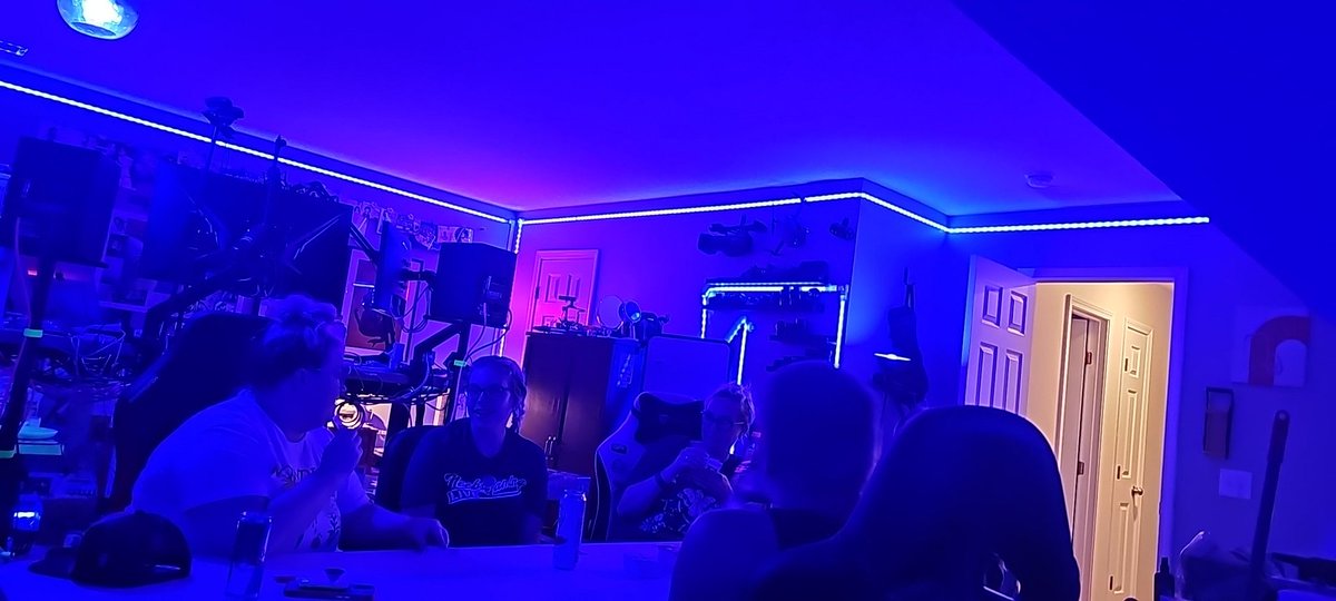 TechieQube's tweet photo. This is how I relax after a weekend of partying with @NeebsOfficial https://t.co/rHDieQO0GA